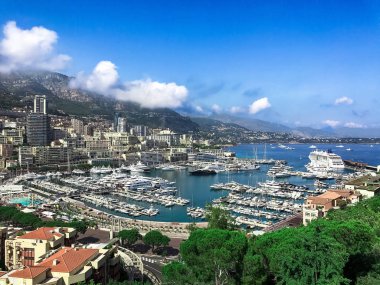 Monte Carlo şehir panoraması. Lüks Yatlar, dağlar ve Monaco harbor, Cote d'Azur dairelerde görünümünü.