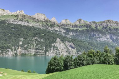 Lake Walensee arka plan dağlar kıyıdan, İsviçre görünümü üzerine