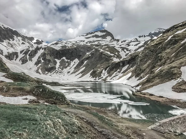 Lago Montanha Vale Fundo Montanhas Cobertas Neve Céu Nublado Áustria — Fotografia de Stock