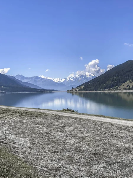 Lago Liso Azul Fundo Montanhas Vista Costa — Fotografia de Stock