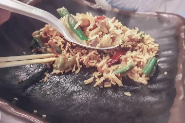 Yeşil fasulye ve biber siyah plaka, yakın çekim, yumuşak odak arka planı bir kaşık pilav