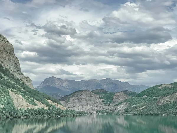 Modré Jezero Alpách Francie Poselství Hor Hladké Vodě Mraky Obloze — Stock fotografie