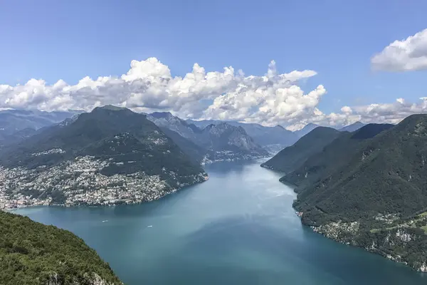 Lago Blu Montagna Superficie Dell Acqua Sul Lago Tra Montagne — Foto Stock