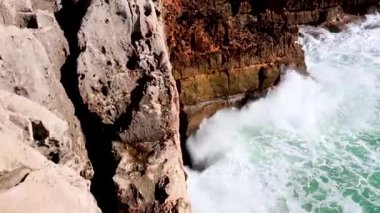 Güneşli havalarda buzlu çökmesini güçlü okyanus dalgaları. Saf güç, sergi doğanın zorlar. Güçlü enerji. Okyanus güç Dünya'ya karşı.