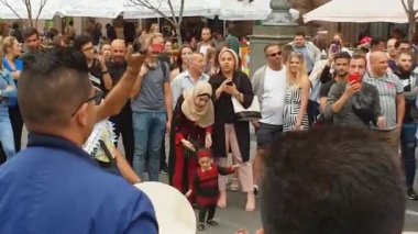 Ukrayna, Kiev, 9 Eylül 2018: rastgele erkek dans Khreshchatyk'a Caddesi üzerinde. Sakallı adam davul ile bir daire ortasında dönüyor. Kutlama. Türk toplumu.