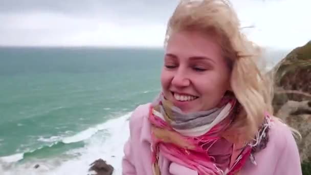 Mujer Sonriendo Con Pelo Rubio Soplando Viento Cierre Retrato Emocionado — Vídeo de stock