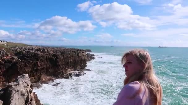 Ondas Oceânicas Poderosas Batendo Nas Rochas Com Tempo Ensolarado Poder — Vídeo de Stock