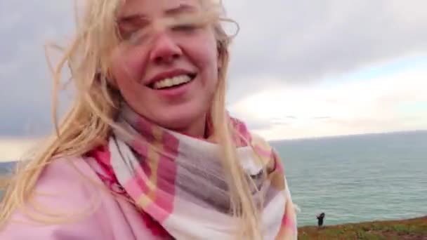 Krásná Blondýnka Video Chat Pomocí Smartphone Venku Sdílení Dobrodružství Přátelé — Stock video