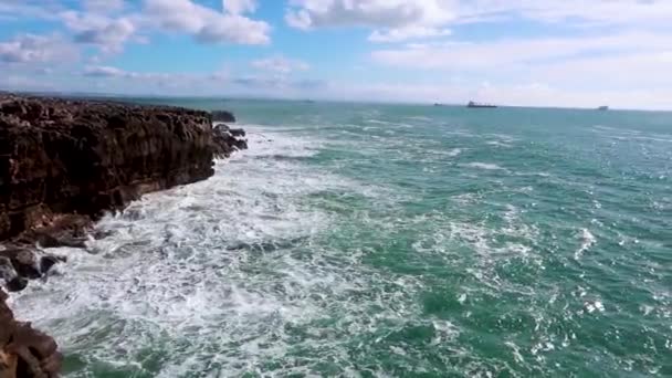 청록색 절벽의 바다와 수평선 — 비디오