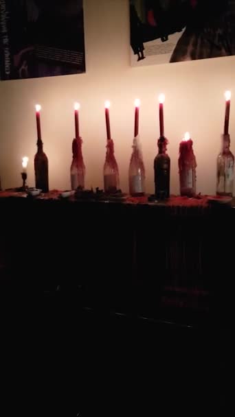 Velas Rojas Encendidas Botellas Vino Con Gotas Cera Romance Para — Vídeo de stock