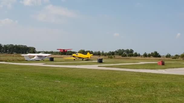 红色飞机与螺旋桨坐下 并在机场起飞 — 图库视频影像