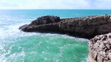 Turkuaz okyanus su ve kayalık uçurum görünümünü. Güzel deniz manzarası ve ufuk