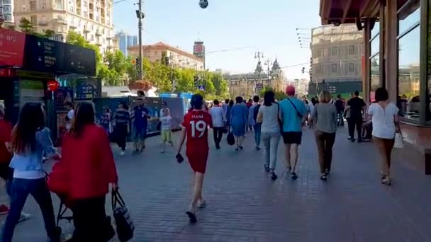 Ukrayna Kiev Mayıs 2018 Liverpool Taraftarı Bir Kırmızı Shirt Yele — Stok video