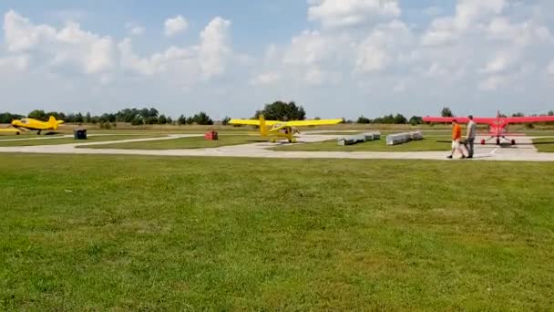 Dois Homens Atravessam Campo Lado Dos Aviões Aeródromo — Vídeo de Stock