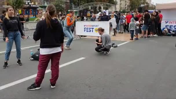 Ukraine Kiev September 2018 Unidentified Girl Dancing Break Dance Front — Stock Video