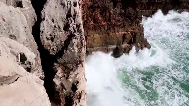 Potenti Onde Oceaniche Che Infrangono Sulle Rocce Con Tempo Soleggiato — Video Stock