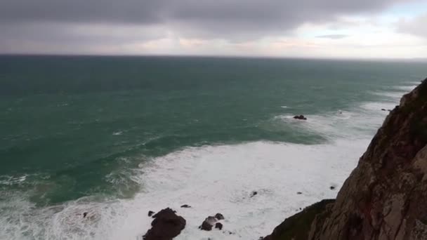 Oceaan Golven Rotsen Zeegezicht Met Blauwe Golven Witte Schuim Rotsen — Stockvideo