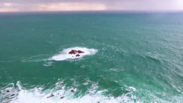 Ondas Oceânicas Cair Sobre Rochas Capa Marinha Com Ondas Azuis — Vídeo de Stock