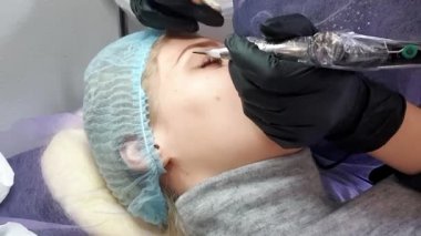 Kalıcı makyaj yapma güzellik uzmanı yakın çekim. Microblading yordam. Kaş şekillendirme