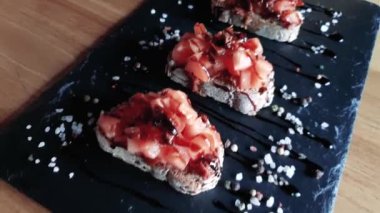 Klasik İtalyan bruschetta kurutulmuş domates ve üzerine kızarmış ekmek, balsamik sirke ile dekore edilmiş ile kaba tuz, yakın çekim