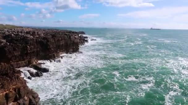 Óceán Hullámai Összeomlik Sziklákon Seascape Kék Hullámok Fehér Hab Sziklák — Stock videók