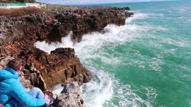 강력한 파도가 바위에 충돌입니다 순수한 자연의 에너지입니다 바다는 지구에 젊은이 — 비디오