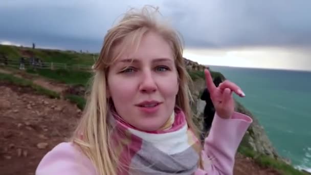 Mooie Blonde Vrouw Die Video Chat Met Behulp Van Smartphone — Stockvideo