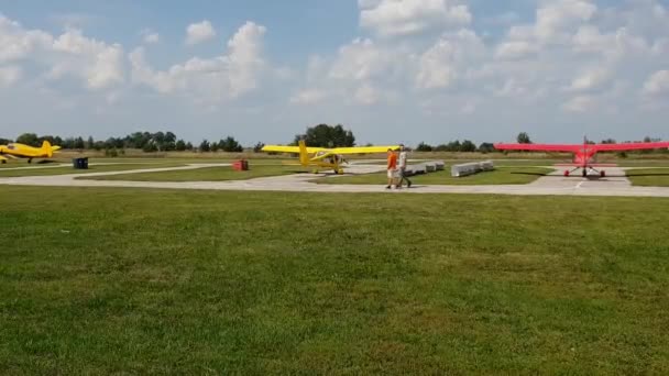 Dois Homens Atravessam Campo Lado Dos Aviões Aeródromo — Vídeo de Stock