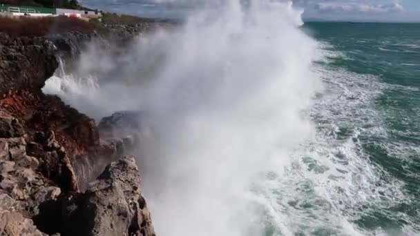 Potenti Onde Oceaniche Che Infrangono Sulle Rocce Con Tempo Soleggiato — Video Stock