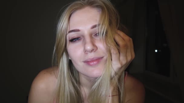 Dronken Jonge Blonde Vrouw Met Heldere Blauwe Ogen Heeft Haar — Stockvideo
