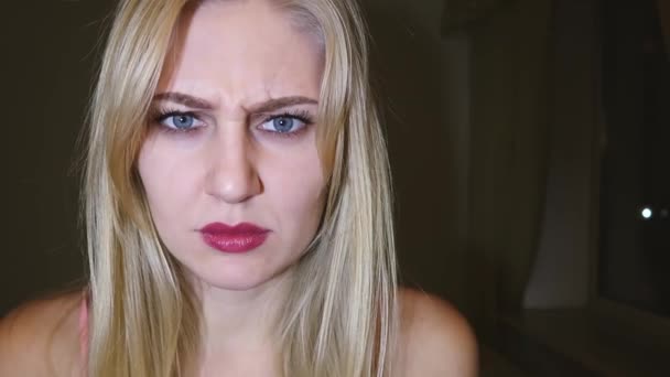 Jeune Belle Femme Blonde Avec Grands Yeux Bleu Vif Lèvres — Video