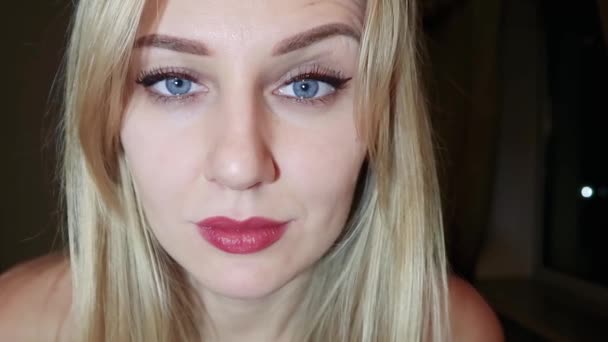 Młody Piękny Blond Kobieta Jasne Niebieskie Oczy Duże Czerwone Usta — Wideo stockowe