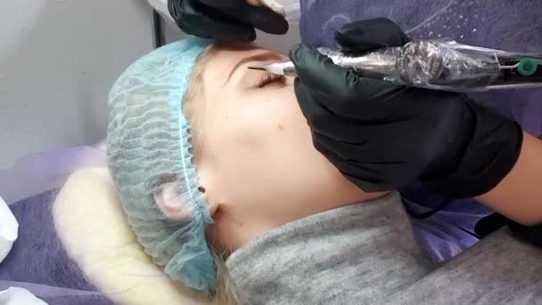 Close Van Schoonheidsspecialist Maken Van Permanente Make Microblading Procedure Vormgeving — Stockvideo