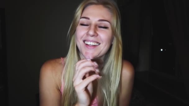 Hermosa Joven Rubia Con Ojos Azules Brillantes Ríe Cámara Después — Vídeos de Stock