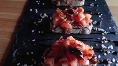 Bir klasik İtalyan bruschetta, domates ve soğan kızarmış ekmek üzerinde kapat