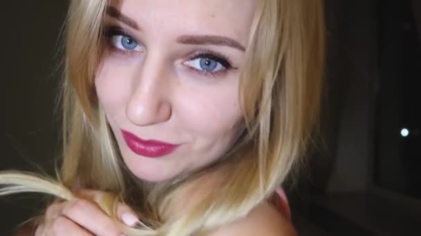 Vacker Ung Blond Kvinna Med Ljus Blå Ögon Och Röda — Stockvideo