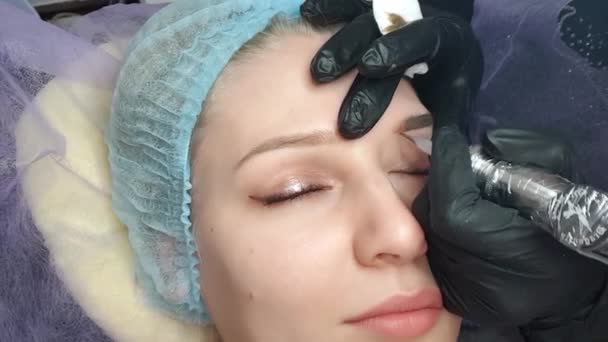 Belle Blonde Aux Yeux Bleus Fait Maquillage Permanent Des Sourcils — Video