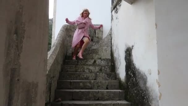 Mujer Rubia Asustada Corriendo Por Las Escaleras Impermeable Rosa Concepto — Vídeos de Stock