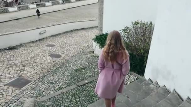 Jovem Loira Desce Escadas Cidade Movimento Lento — Vídeo de Stock