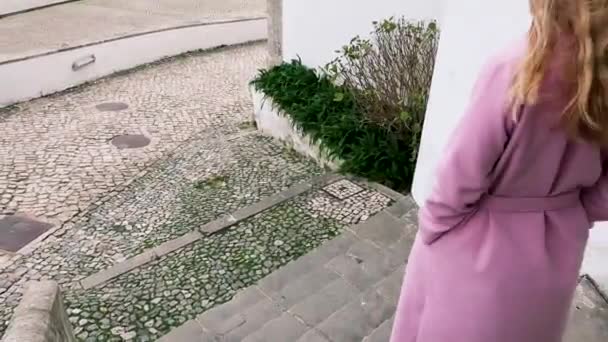 Jovem Loira Desce Escadas Cidade Movimento Lento — Vídeo de Stock