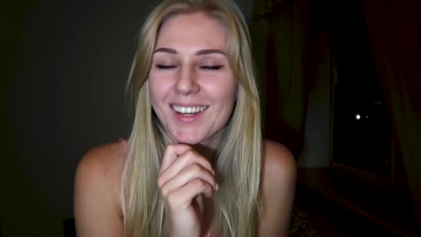 Красивая Молодая Блондинка Ярко Голубыми Глазами Смеется Над Камерой Услышав — стоковое видео