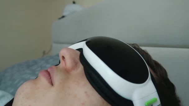 Jeune Homme Attrayant Utilise Appareil Massage Des Yeux Couché Sur — Video
