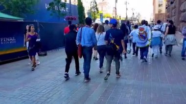 Ukrayna, Kiev, 26 Mayıs 2018: Real Madrid fan insanlar, bir takım bayrağı sarılı bir kalabalık içinde Kreshchatik üzerinde yürüyor