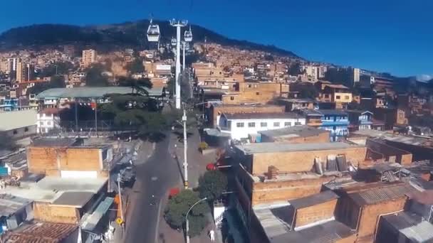 ケーブルカー コロンビアのゲットー 南アメリカ コロンビアの上トップ ビューから見た渡しメデリンのスラム街 — ストック動画