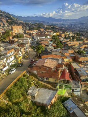 Barrios ve Medellin'ın teleferik çevreleyen gecekondu
