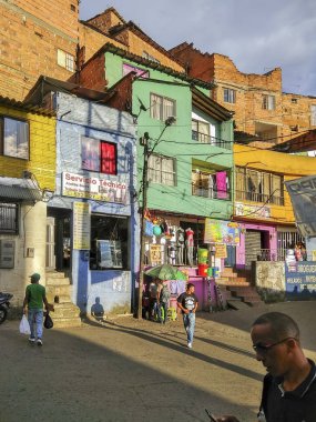 Kolombiya, Medellin, 6 Haziran 2017: turist yürümek-den geçerek gecekondu, Güney Amerika