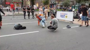 Ukrayna, Kiev, 9 Eylül 2018: bir kalabalık önünde dans break dans tanımlanamayan kız. PERFORMANC Khreshchatyk'a üzerinde şehir merkezinde spor festivali. Inter spor festivali