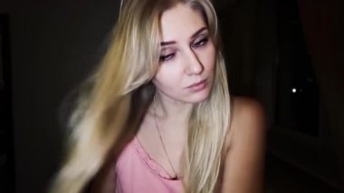 parlak mavi gözlü sarışın güzel genç kadın uzun saçları düzeltiyor, bir saç modeli ile gelecek, çalışır ve hayal kırıklığına alır