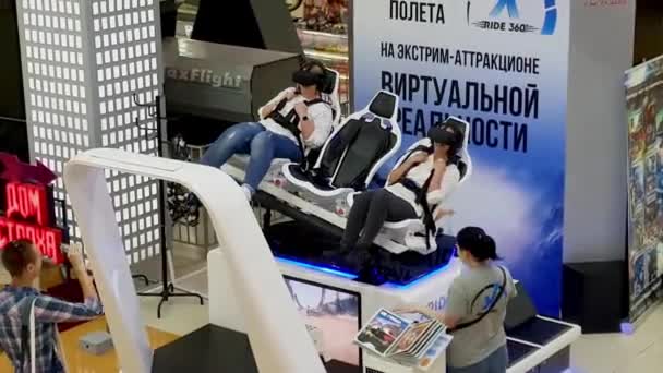 Kiew Juni 2018 Menschen Einkaufszentrum Probieren Virtual Reality Aus Drehstuhl — Stockvideo