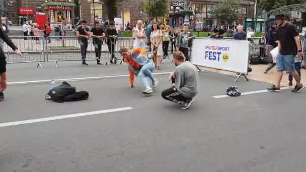 Україна Київ Вересня 2018 Невідомі Дівчата Танцюють Брейк Данс Перед — стокове відео